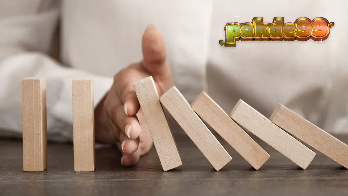 Seorang pemain sedang meninjau informasi keamanan permainan di perangkat seluler dengan latar belakang kasino digital yang cerah.